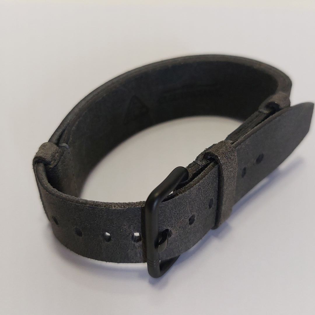 Grey Strap // Black metal buckle